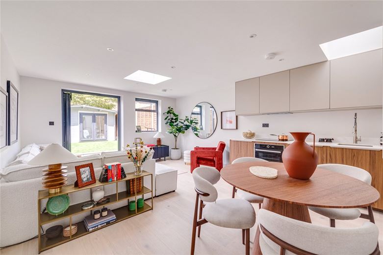 2 bedroom flat, Standen Road, London SW18 - Available