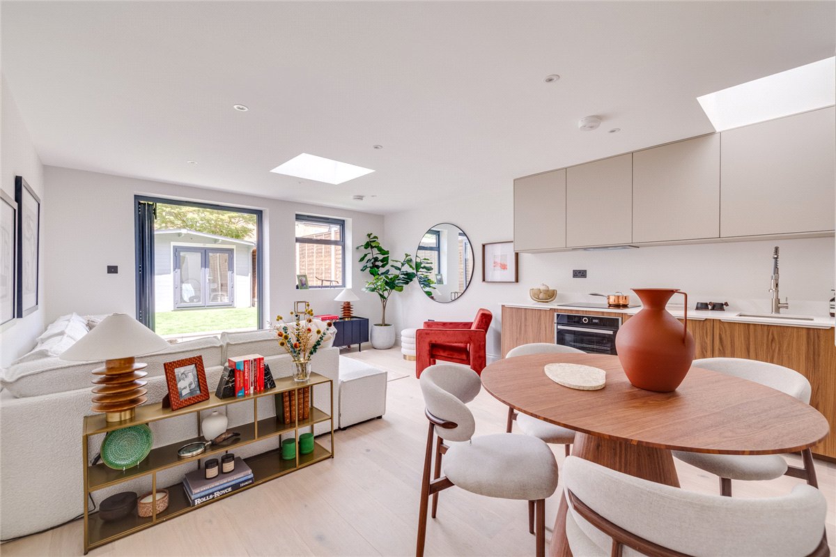 2 bedroom flat, Standen Road, London SW18 - Available