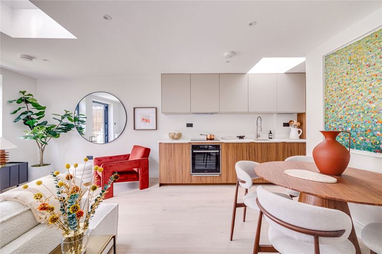 2 bedroom flat, Standen Road, London SW18 - Available