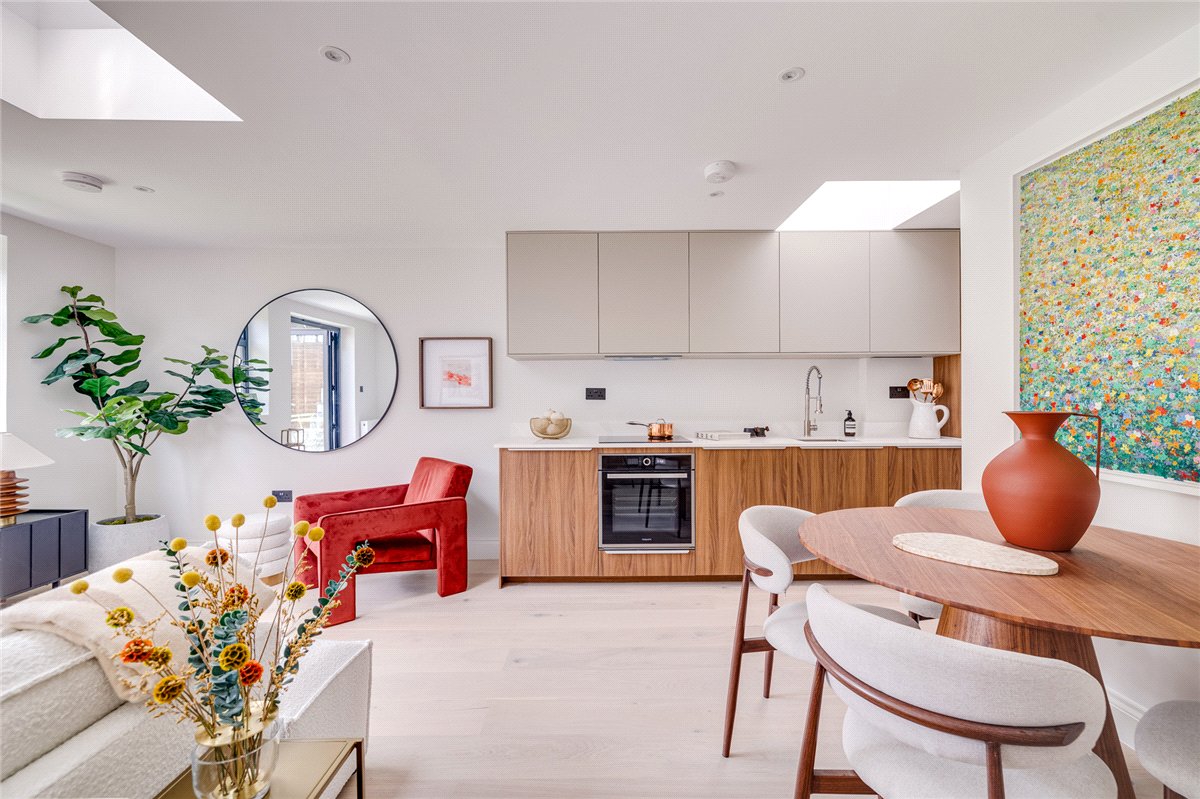2 bedroom flat, Standen Road, London SW18 - Available
