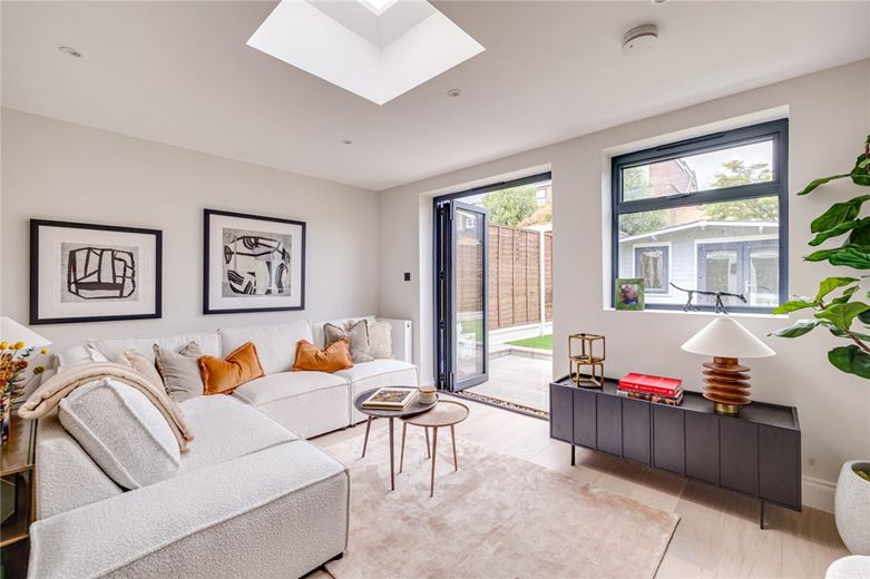 2 bedroom flat, Standen Road, London SW18 - Available