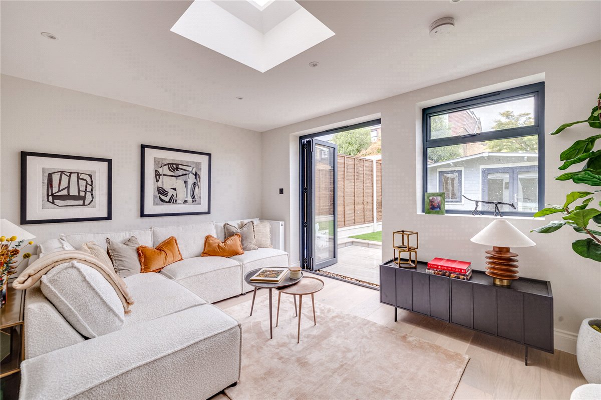 2 bedroom flat, Standen Road, London SW18 - Available