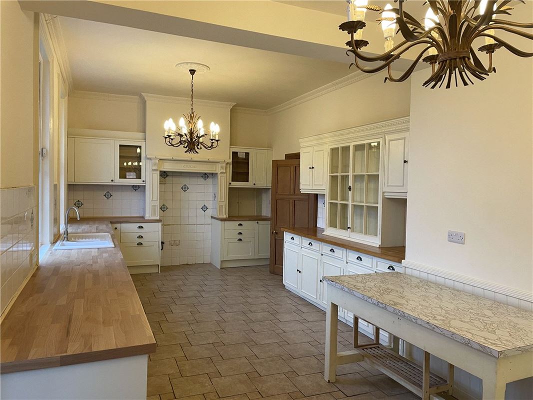 6 bedroom house, Gredington, Hanmer SY13 - Available