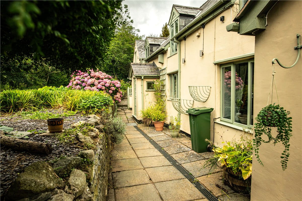 2 acres House, Abbey Road, Llangollen LL20 - Available