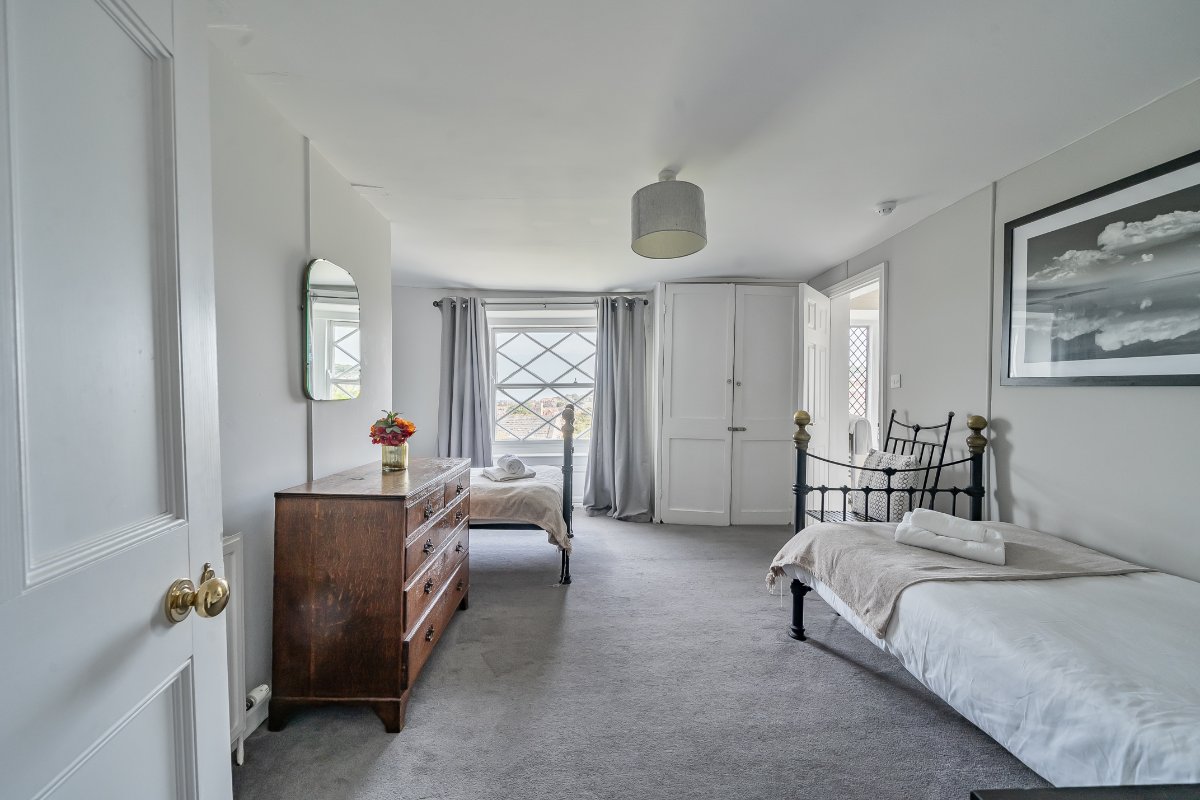 8 bedroom house, High Street, Swanage BH19 - Available