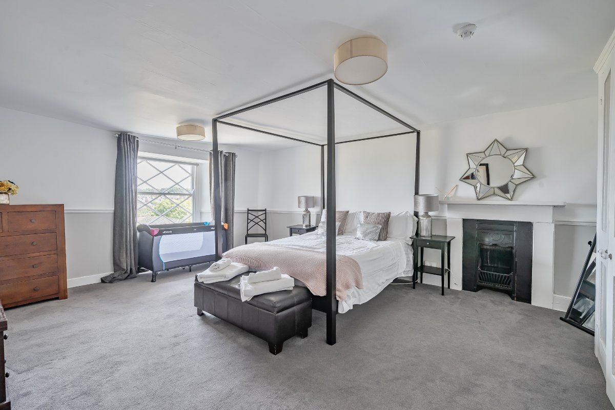 8 bedroom house, High Street, Swanage BH19 - Available