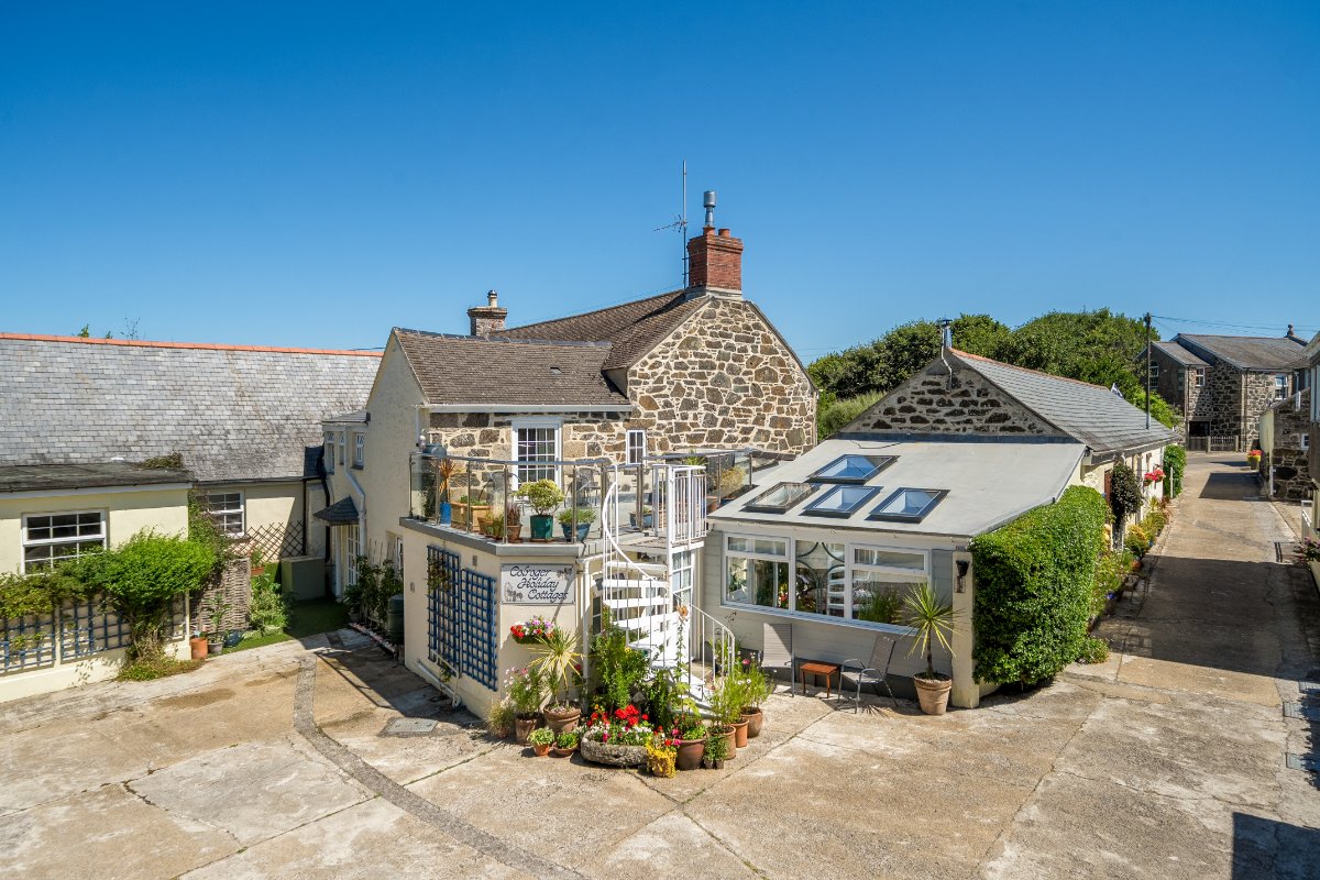 5 bedroom house, Lender Lane, Mullion TR12 - Available