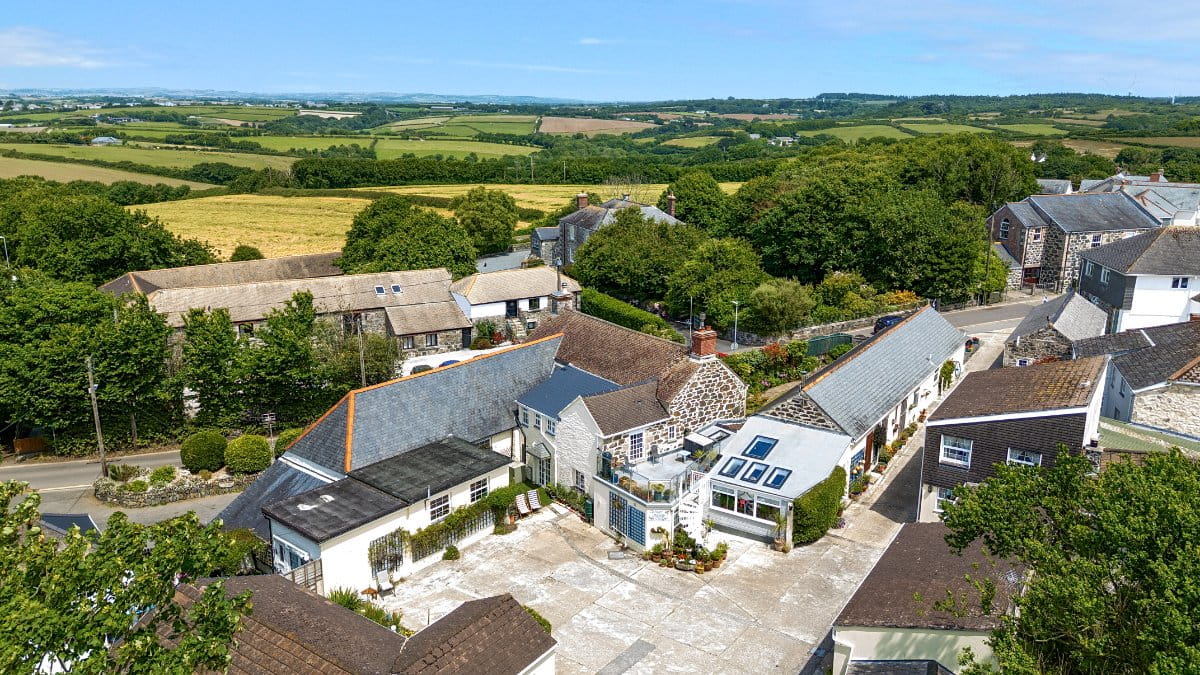 5 bedroom house, Lender Lane, Mullion TR12 - Available