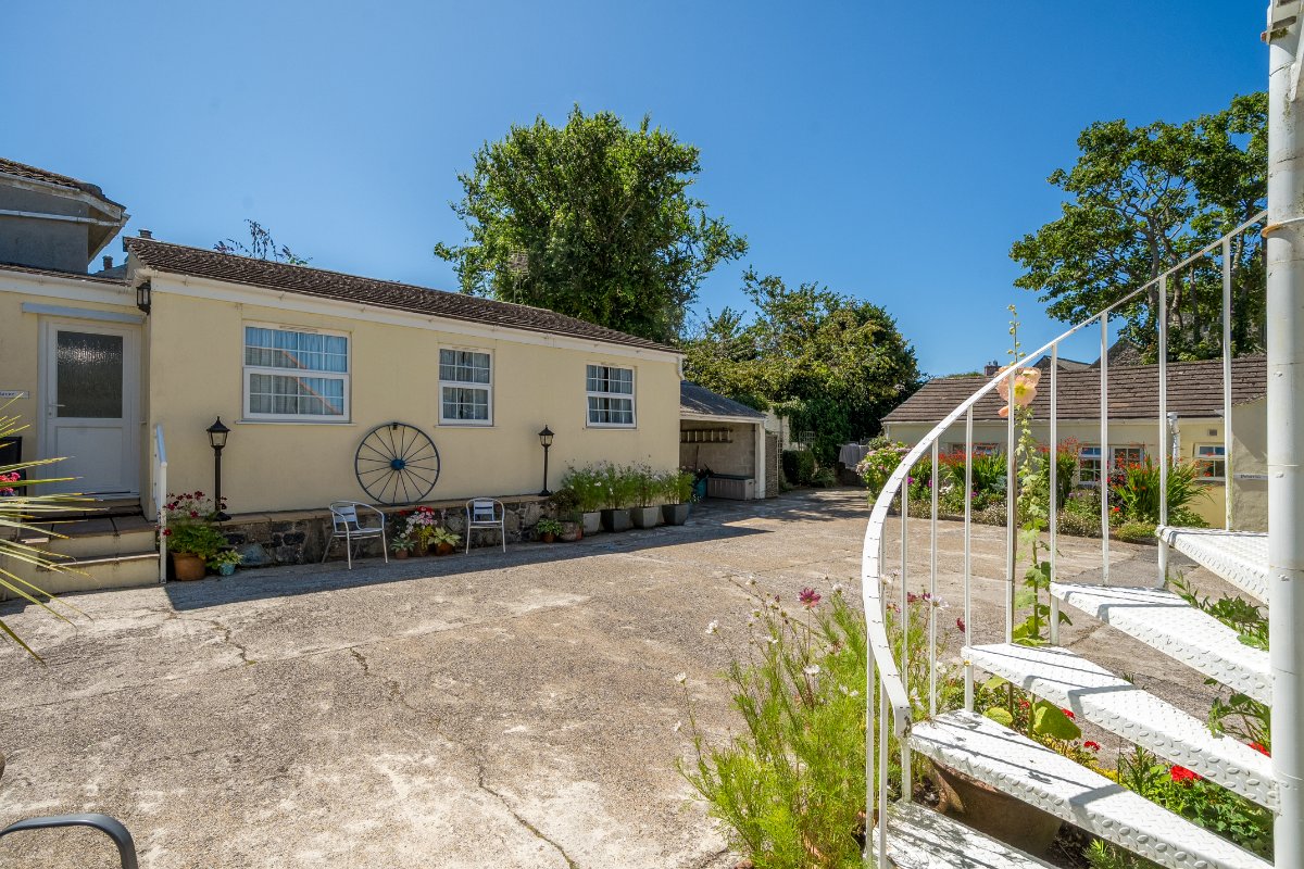 5 bedroom house, Lender Lane, Mullion TR12 - Available