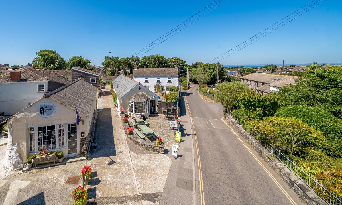 5 bedroom house, Lender Lane, Mullion TR12 - Available