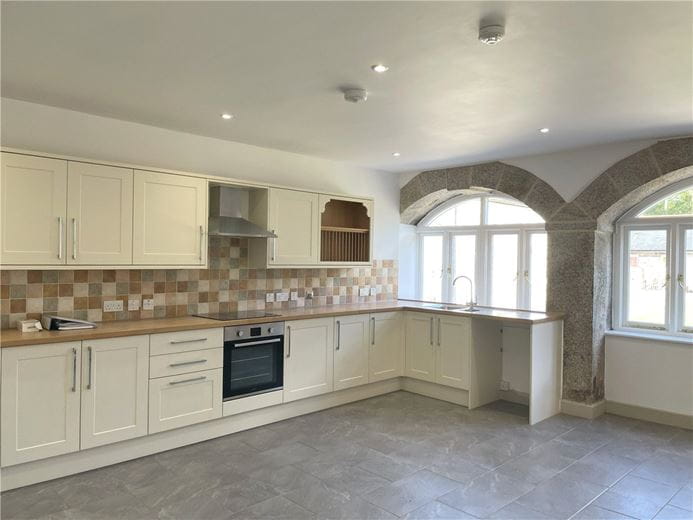 3 bedroom flat, St. Gluvias, Penryn TR10 - Available
