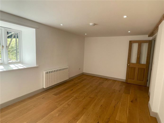 3 bedroom flat, St. Gluvias, Penryn TR10 - Available