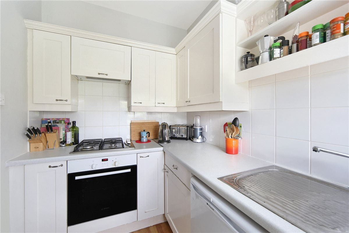 2 bedroom flat, St. James's Drive, London SW17 - Available