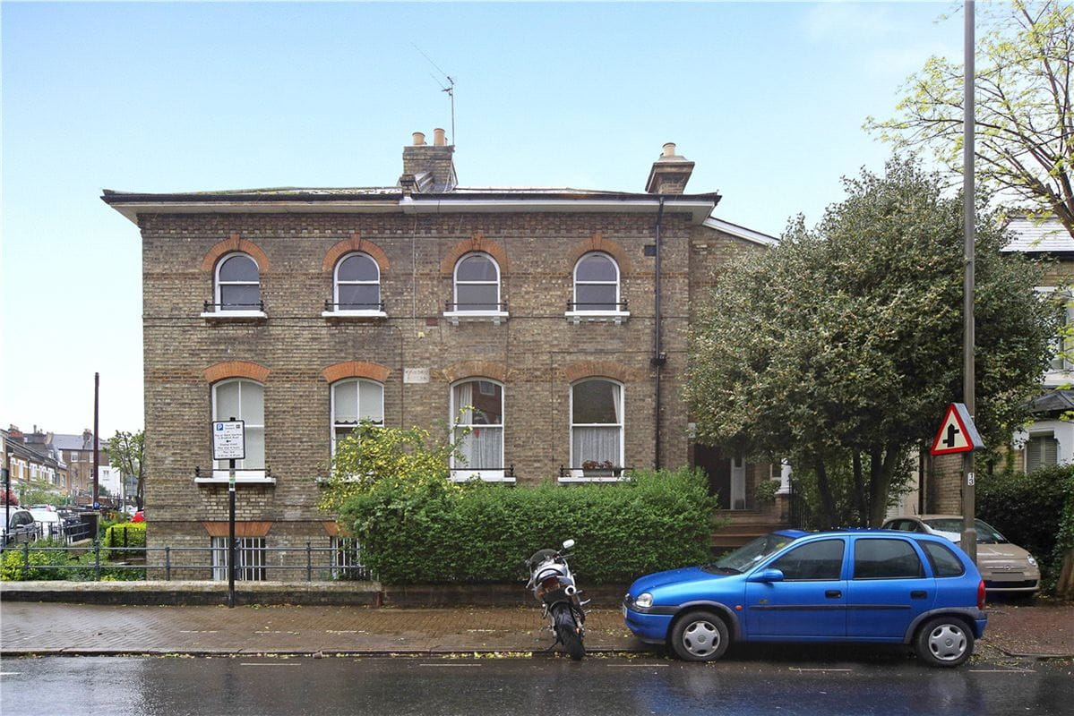 2 bedroom flat, St. James's Drive, London SW17 - Available