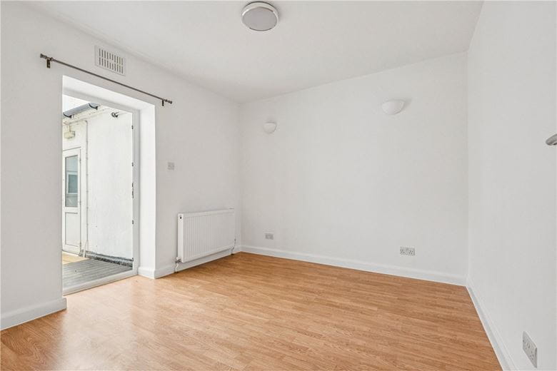 1 bedroom flat, Balham High Road, London SW12 - Available