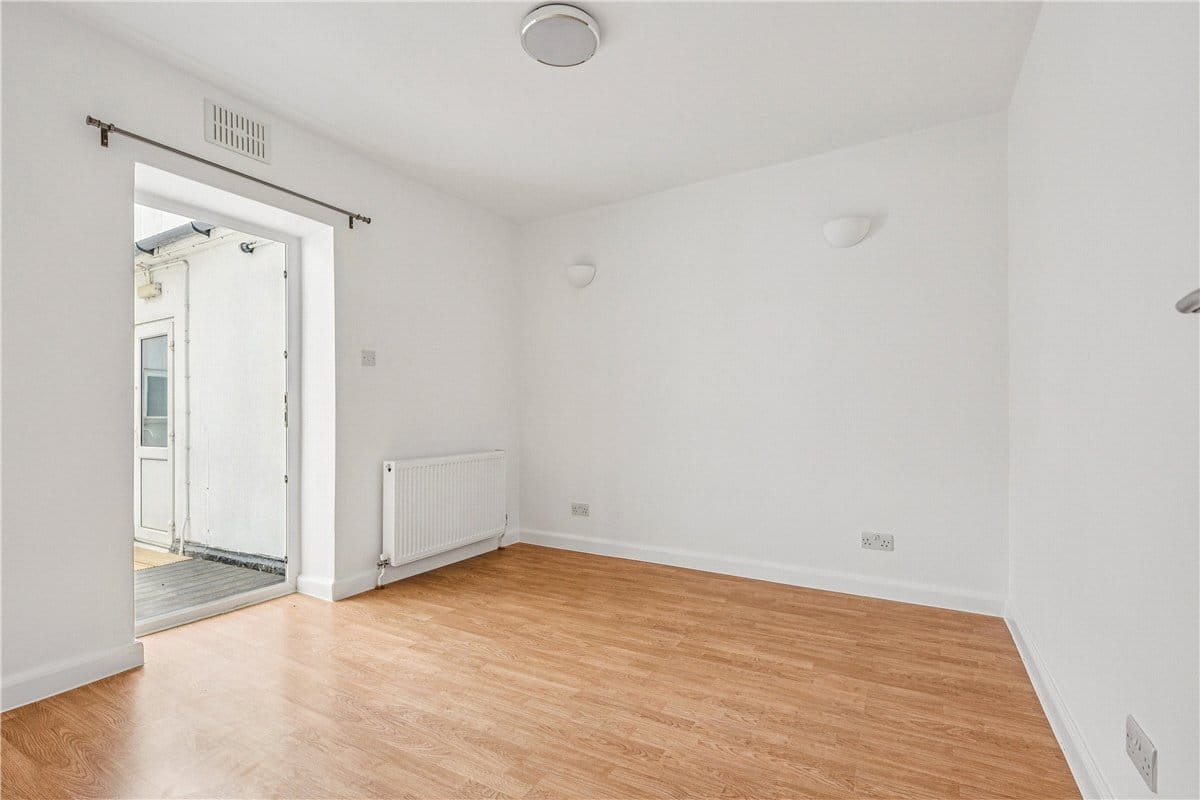 1 bedroom flat, Balham High Road, London SW12 - Available