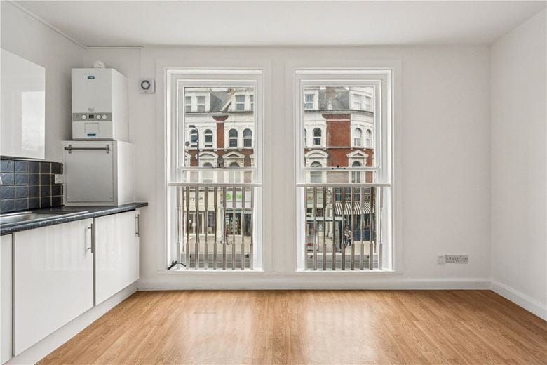 1 bedroom flat, Balham High Road, London SW12 - Available