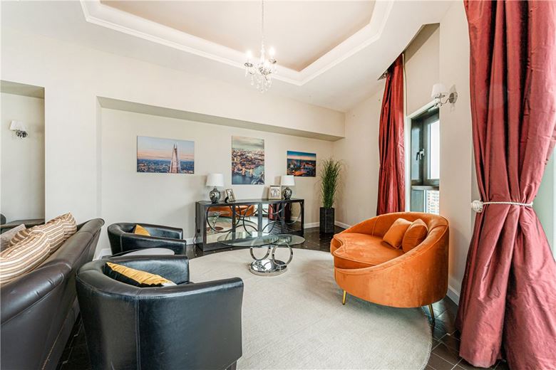 3 bedroom flat, Bridges Court Road, London SW11 - Available