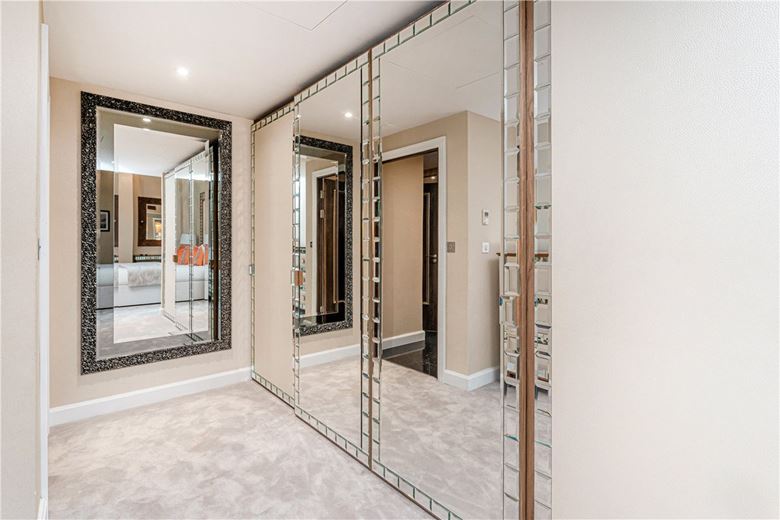 3 bedroom flat, Bridges Court Road, London SW11 - Available