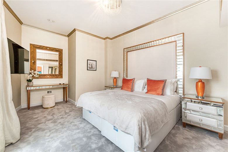 3 bedroom flat, Bridges Court Road, London SW11 - Available