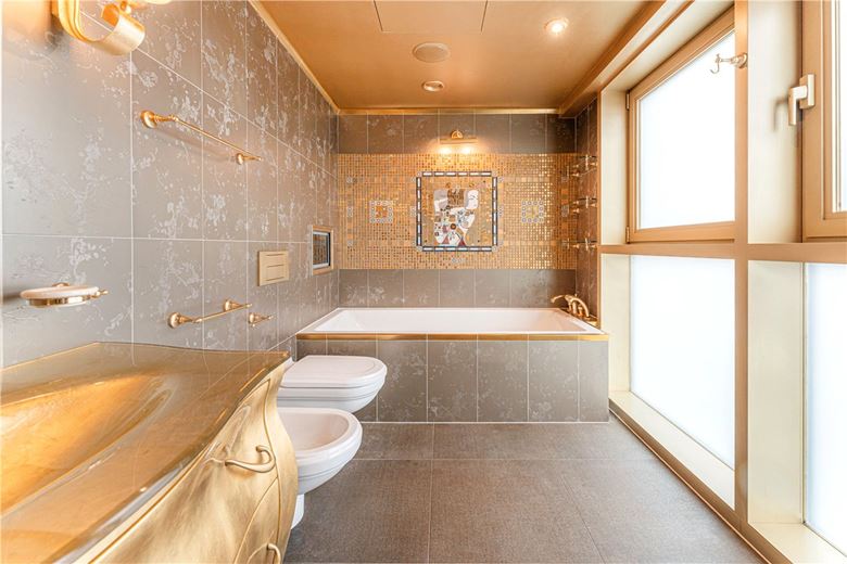 3 bedroom flat, Bridges Court Road, London SW11 - Available