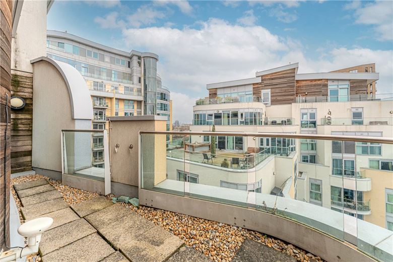 3 bedroom flat, Bridges Court Road, London SW11 - Available