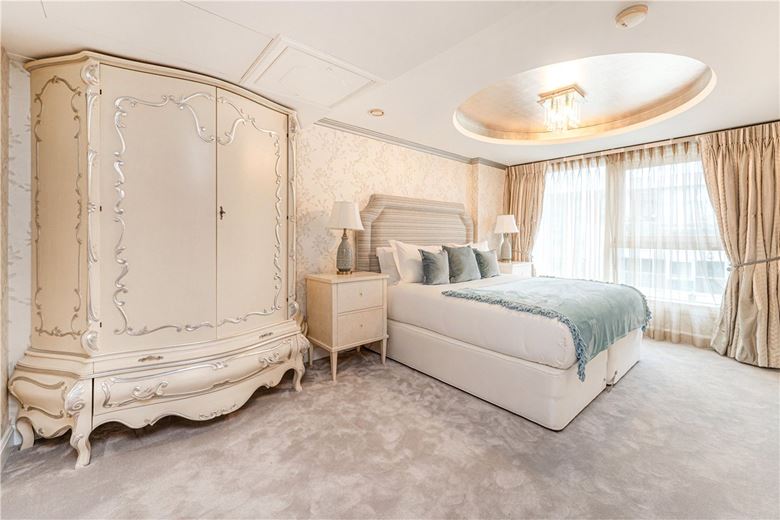 3 bedroom flat, Bridges Court Road, London SW11 - Available