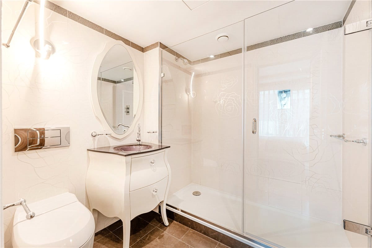 3 bedroom flat, Bridges Court Road, London SW11 - Available