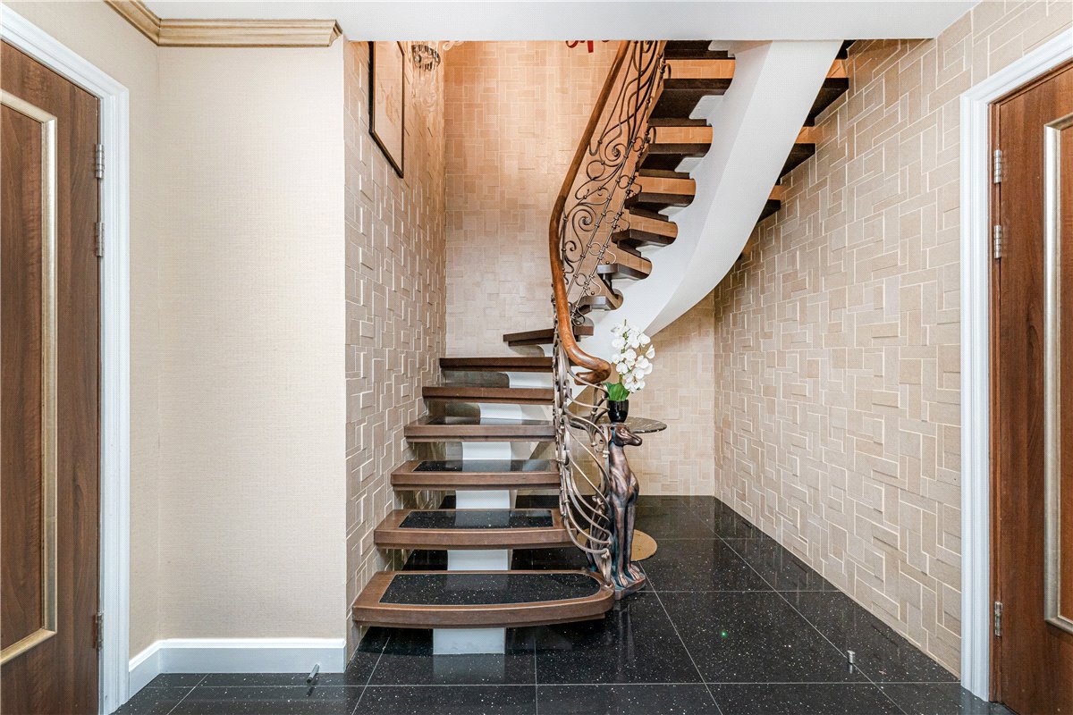 3 bedroom flat, Bridges Court Road, London SW11 - Available