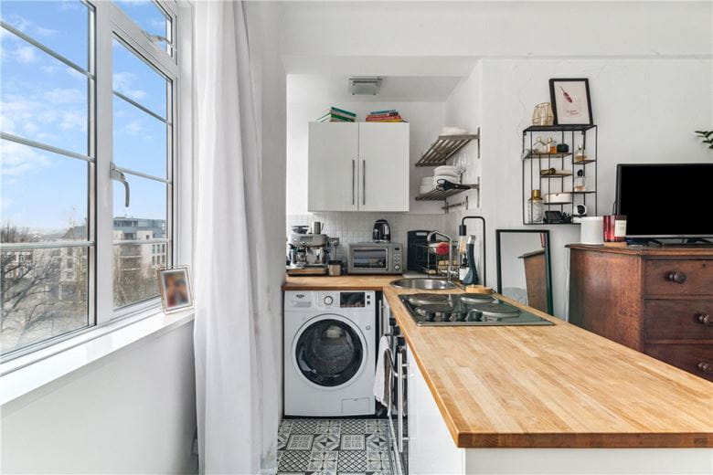 1 bedroom flat, Balham High Road, London SW17 - Available