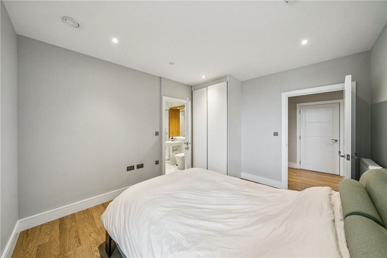 3 bedroom flat, Plough Lane, London SW17 - Available