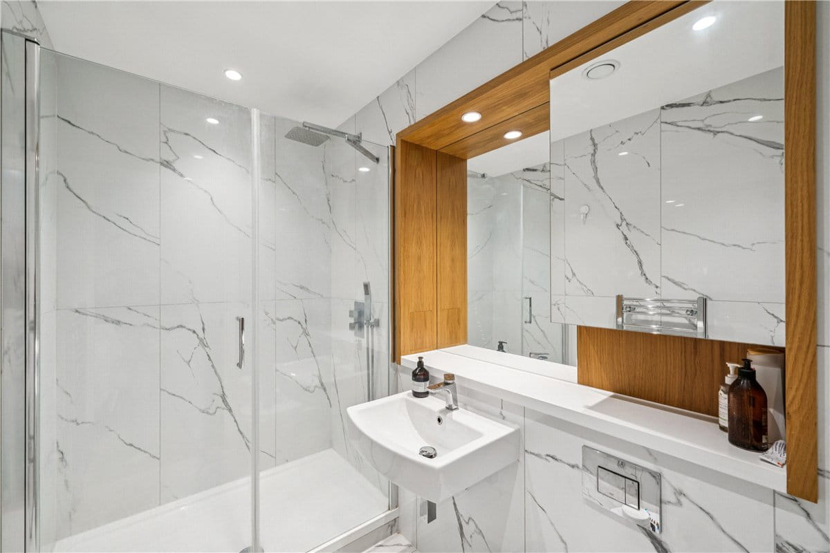 3 bedroom flat, Plough Lane, London SW17 - Available