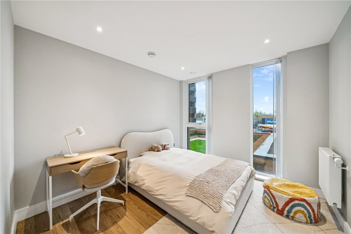 3 bedroom flat, Plough Lane, London SW17 - Available