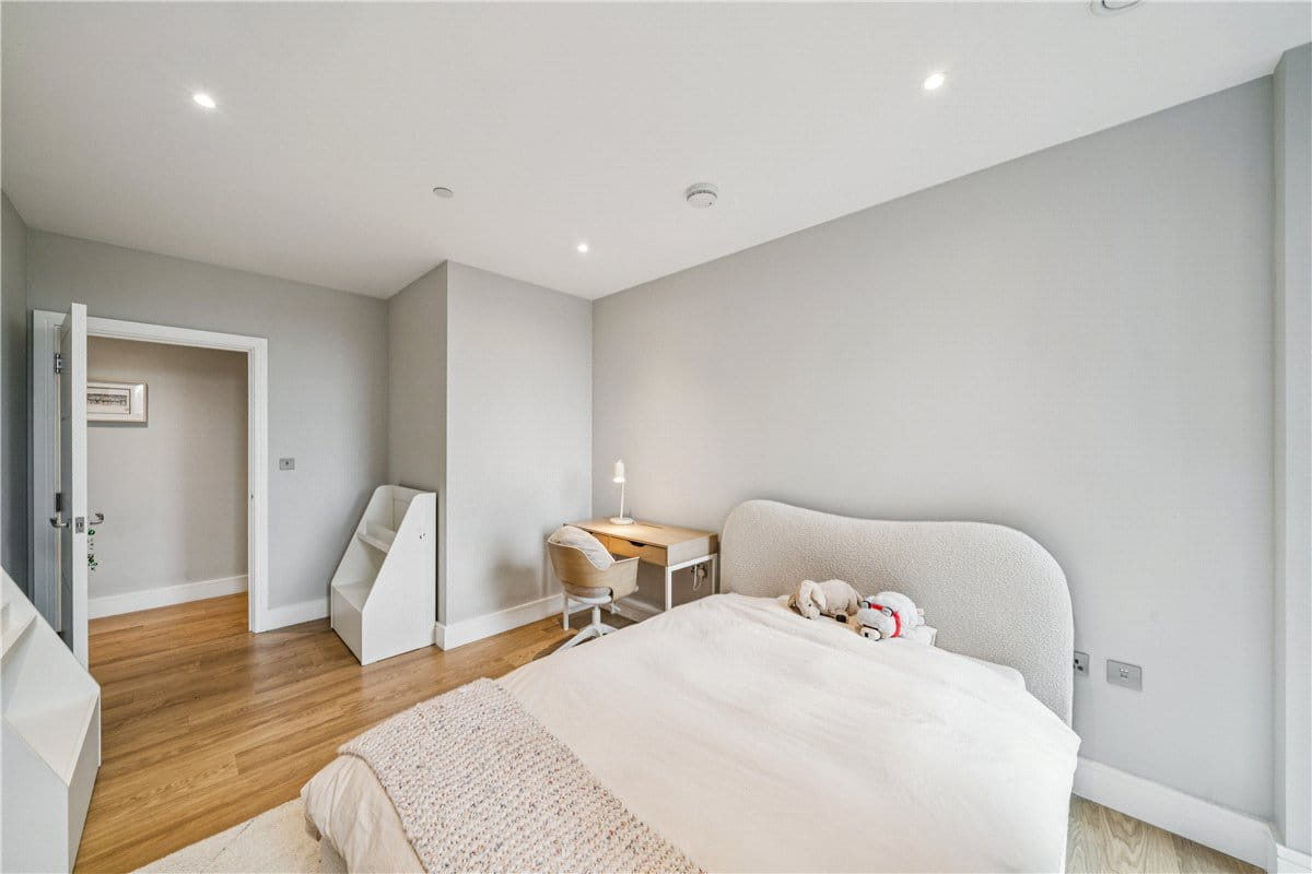 3 bedroom flat, Plough Lane, London SW17 - Available