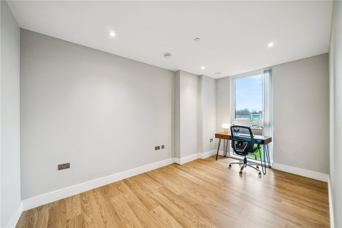 3 bedroom flat, Plough Lane, London SW17 - Available