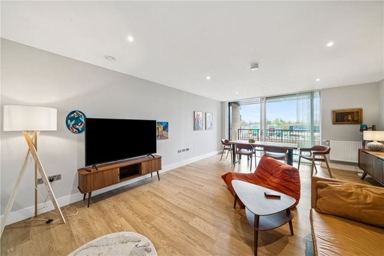 3 bedroom flat, Plough Lane, London SW17 - Available