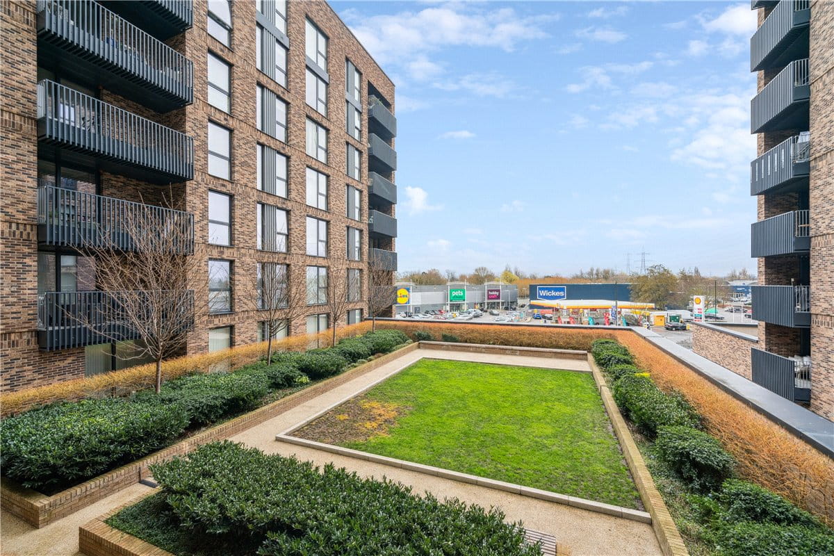 3 bedroom flat, Plough Lane, London SW17 - Available