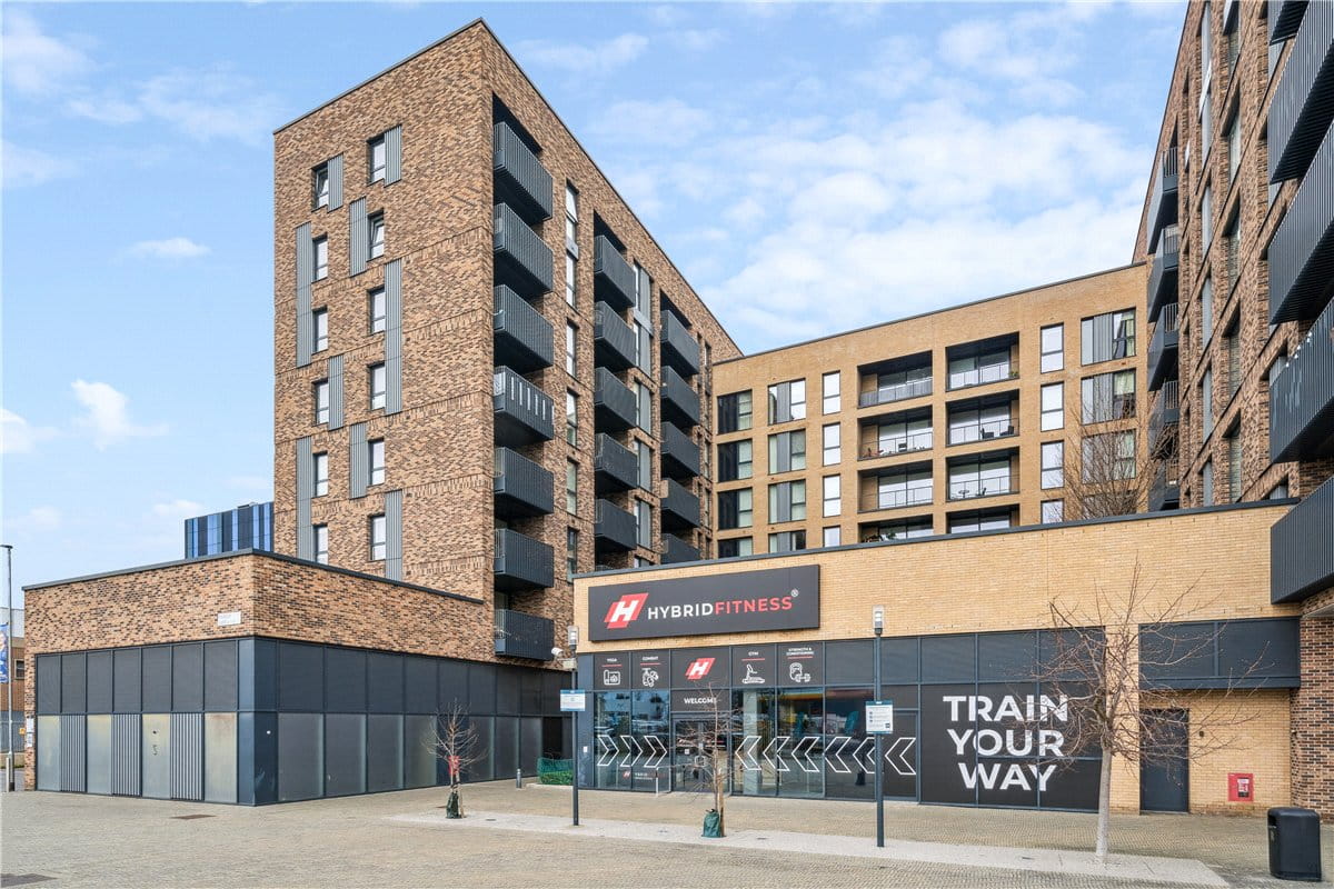 3 bedroom flat, Plough Lane, London SW17 - Available