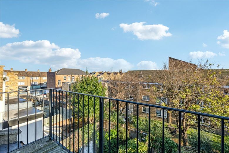 2 bedroom flat, Auckland Road, London SW11 - Let Agreed