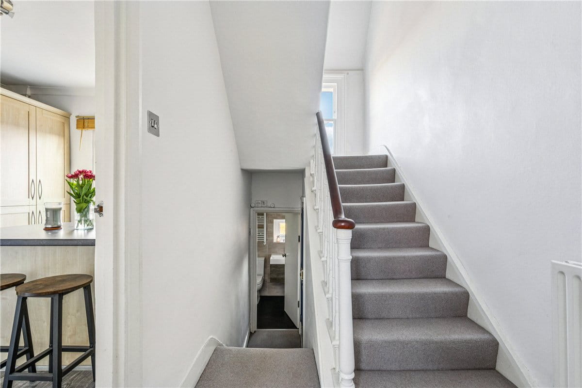 2 bedroom flat, Auckland Road, London SW11 - Let Agreed