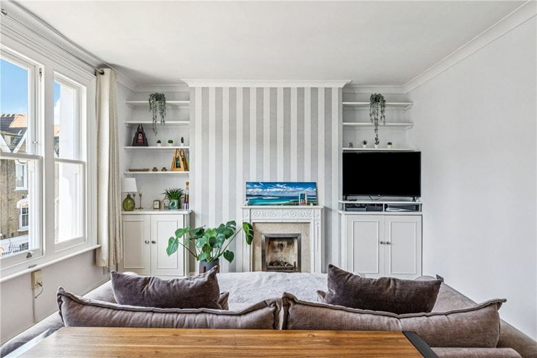 2 bedroom flat, Auckland Road, London SW11 - Let Agreed