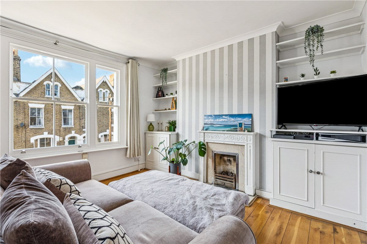 2 bedroom flat, Auckland Road, London SW11 - Let Agreed