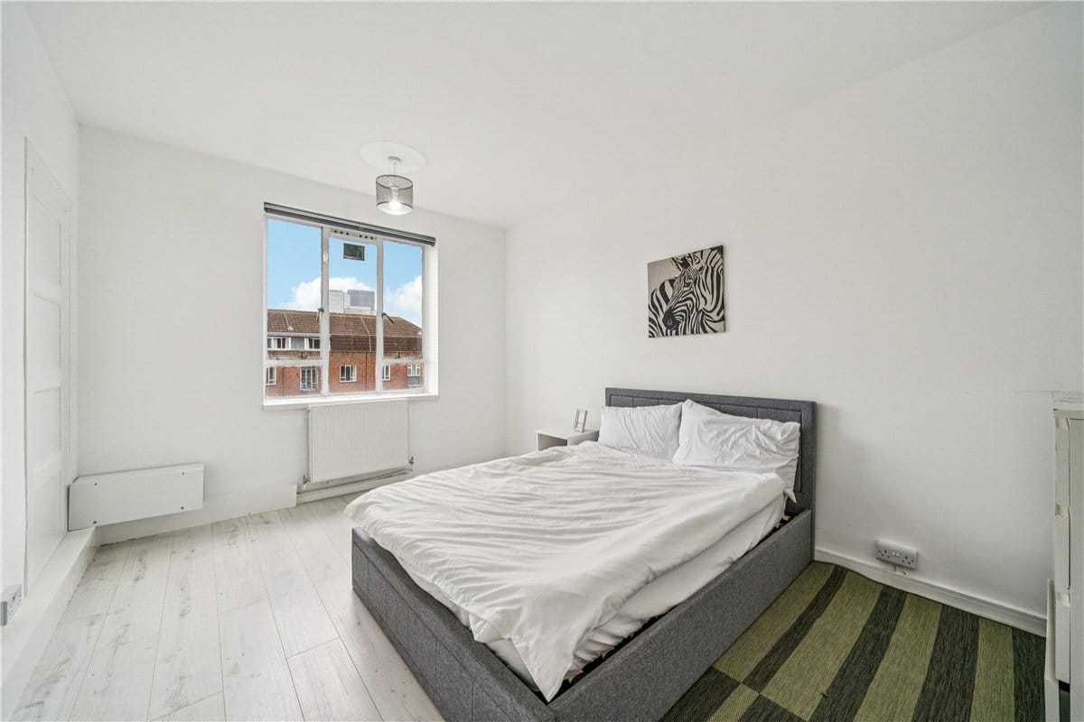 3 bedroom flat, Iron Mill Road, London SW18 - Available