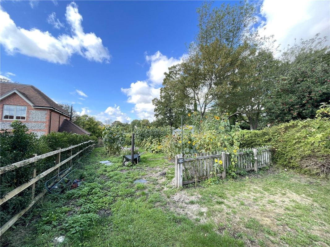 2 bedroom house, Woodman Lane, Sparsholt SO21 - Available