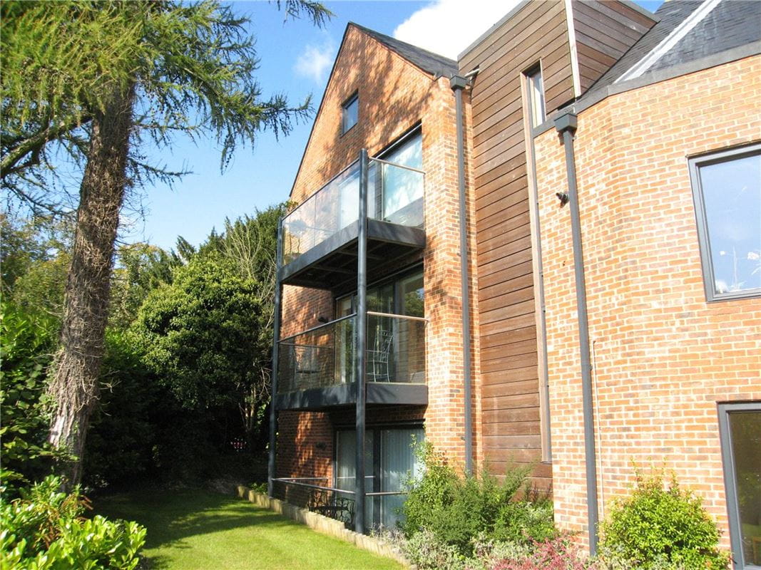 2 bedroom flat, Bereweeke Road, Winchester SO22 - Let Agreed