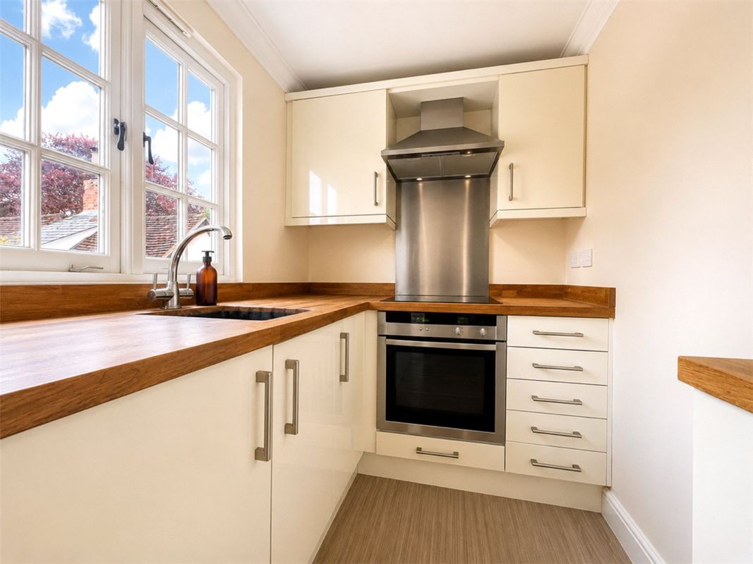 3 bedroom flat, Little Minster Street, Winchester SO23 - Let Agreed