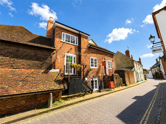 3 bedroom flat, Little Minster Street, Winchester SO23 - Let Agreed