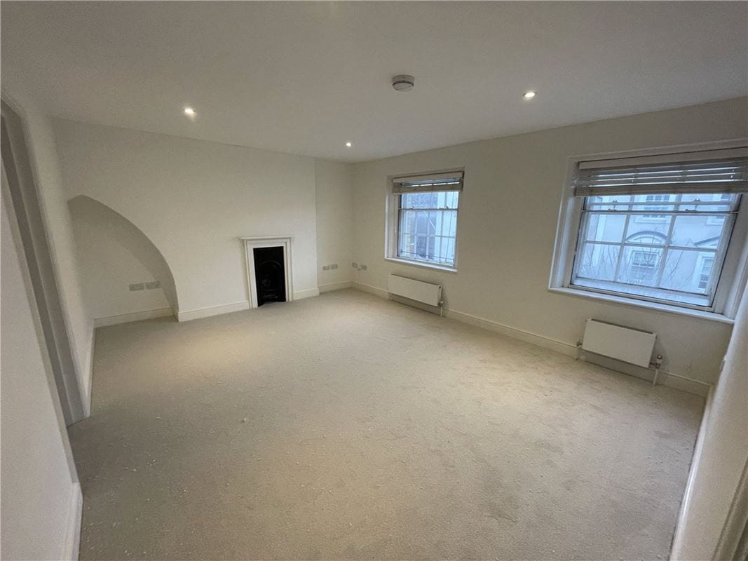 2 bedroom flat, St Cross Road, Winchester SO23 - Available