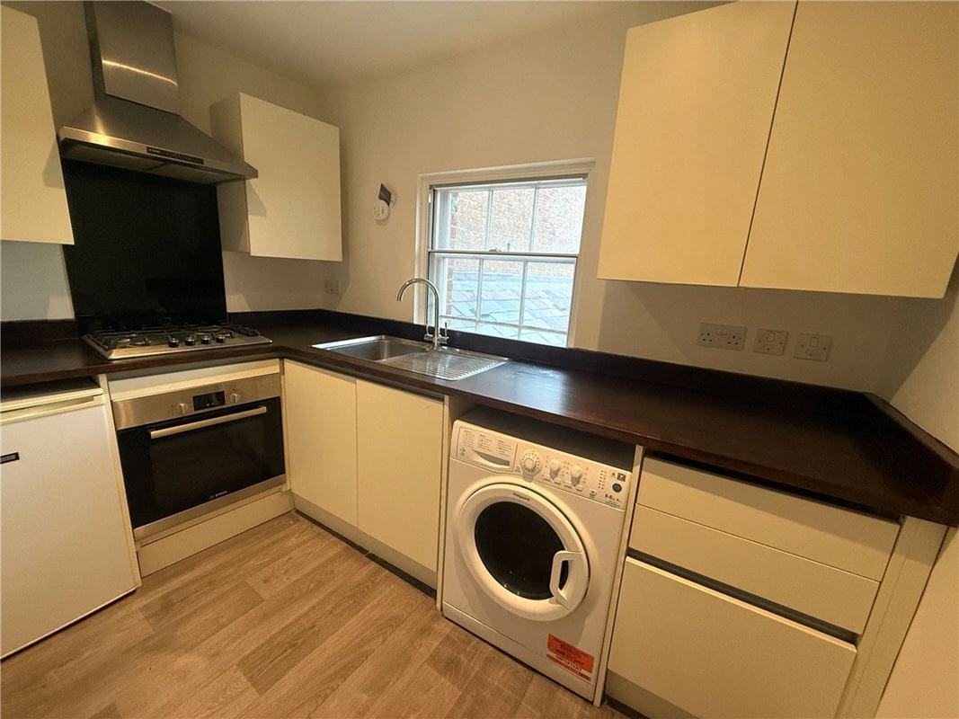 2 bedroom flat, St Cross Road, Winchester SO23 - Available