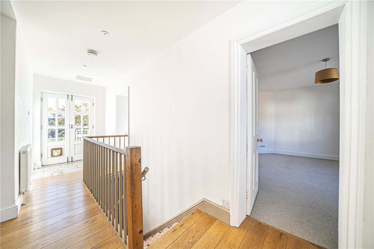 3 bedroom flat, Hyde Street, Winchester SO23 - Available